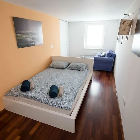 Spacious Apartment With Garden And Free Parking
