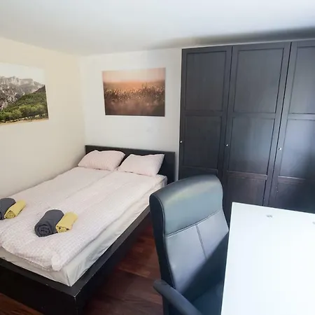 Spacious Apartment With Garden And Free Parking *